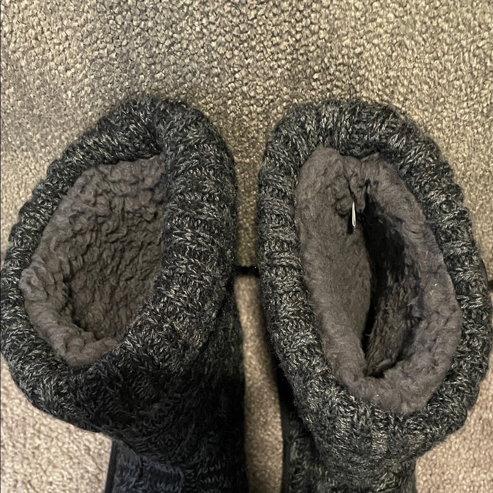 Essentials by MUKLUKS Cozy Gray Knit Women's Boots | Size 8 - Picture 4 of 6